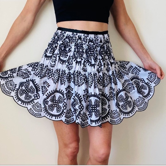 Zara Woman White Black Broderie
Anglaise Smocked Embroidered Flared
Mini Skirt - Picture 11 of 11